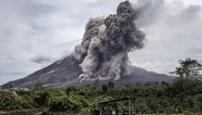Извержение вулкана в Индонезии: столб пепла поднялся на 5 км