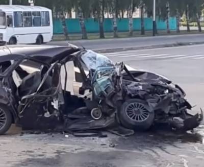 В Кузбассе Lada превратилась в груду металла после столкновения с автобусом