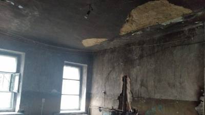 Видео: фрагмент потолка рухнул на ребенка в аварийном доме под Челябинском