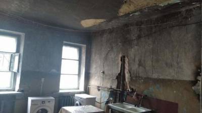 Часть потолка обвалилась на ребенка в аварийном доме в Челябинской области