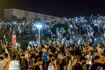 В Беларуси вторую ночь проходили протесты: фото и видео событий