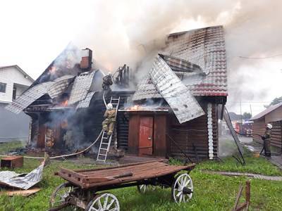 В Екатеринбурге сгорела банная усадьба на Уралмаше