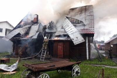 В Екатеринбурге утром загорелся банный комплекс