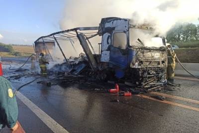 На трассе М-2 «Крым» разбился и загорелся грузовик Вольво