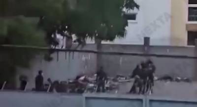 "Лежат штабелями": в сети показали переполненное отделение милиции Минска после протестов (видео)