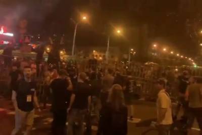 Вторая ночь протестов в Минске: баррикады, «коктейли Молотова» и стрельба по людям