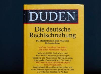 Словарь немецкого языка в новом издании вписал COVID-19, локдаун и трансгендер