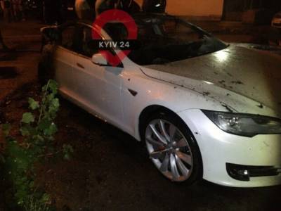 На Северо-Броварском массиве в Киеве ночью горела Tesla