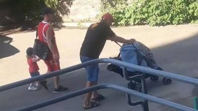 Двое красноярцев умыкнули крышку люка с помощью детской коляски
