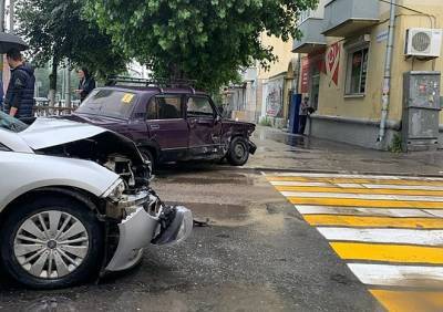 На улице Циолковского столкнулись три автомобиля