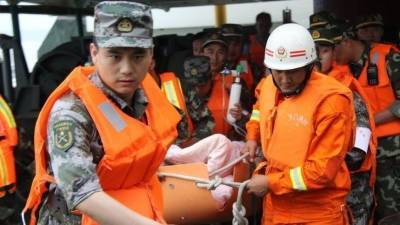 Видео: Десятки жителей Китая едва не стали жертвами мощнейшего торнадо