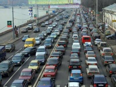 В Киеве образовались масштабные пробки: на трех мостах транспорт остановился