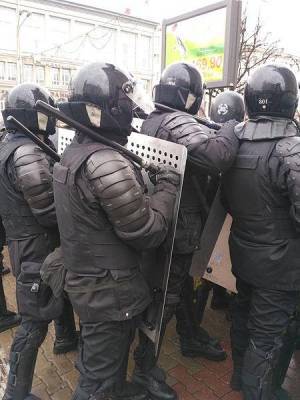 Митингующие на грузовике протаранили в Минске группу силовиков