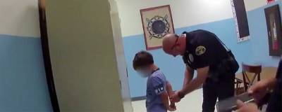 В США полицейские пытались надеть наручники на восьмилетнего мальчика