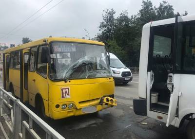 Шесть человек пострадали при столкновении трех автобусов в Иванове