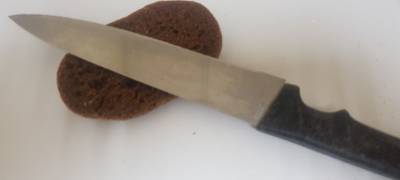Мужчина в Карелии ударил по лицу резавшую хлеб жену, а в ответ получил нож в спину