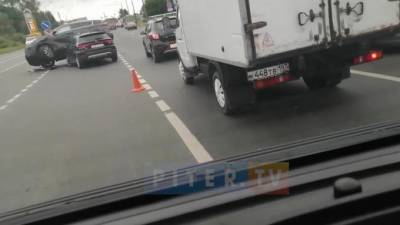 Видео: в Невском районе кроссовер наехал на другой автомобиль - piter.tv - Санкт-Петербург - р-н Невский