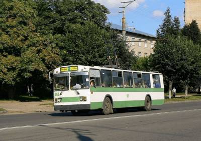 В Смоленске пожилая пассажирка выпала из троллейбуса на проезжую часть