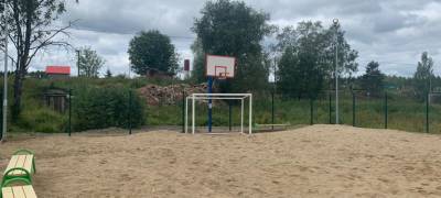 Универсальная спортплощадка в поселке Карелии оказалась пригодной только для пляжного футбола (ФОТО)