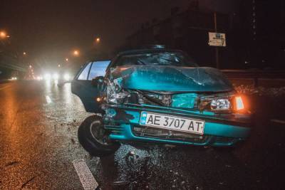 Авто столкнулось с трактором в Киеве, есть пострадавшие