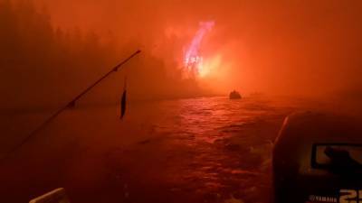 Дождь помог жителям Якутии потушить охваченное пламенем село.
