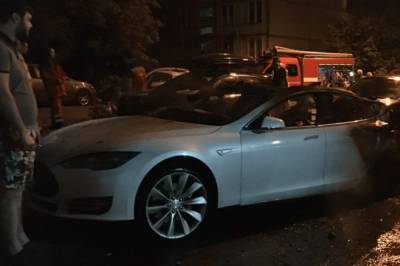 Появилось видео момента поджога Tesla, которая принадлежит Андрею Богдану