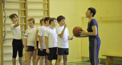 Латвийским школьникам предложили ездить на физкультуру в Литву