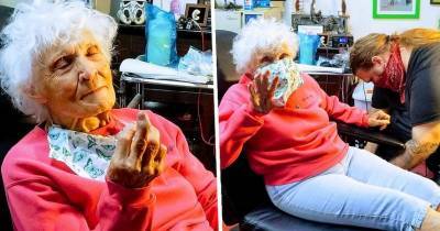 103-летняя женщина сделала свою первую татуировку, чтобы вычеркнуть ее из своего списка желаний