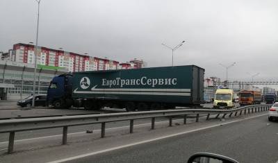 В Тюмени грузовик перекрыл движение на Федюнинского и создал большую пробку