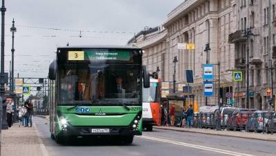 В Петербурге начали испытывать белорусский автобус с зарядками для телефонов
