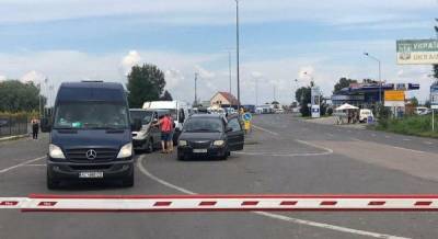 На украинско-венгерской границе образовались огромные автомобильные очереди (фото)