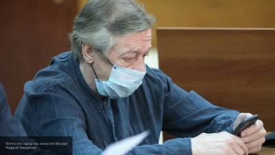 Сотрудники ФСИН доставили хромого Ефремова в Пресненский суд