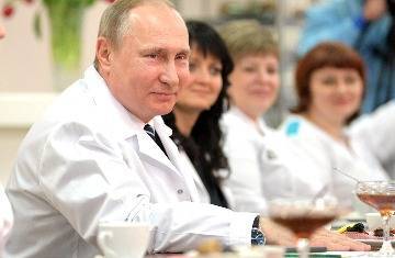 Путин предложил россиянам взять пример с его дочери и испытать на себе вакцину от коронавируса