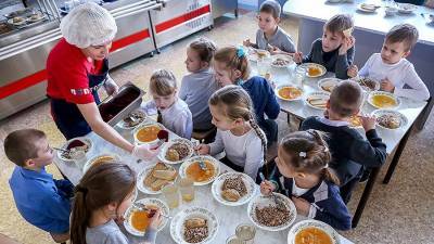 Путин потребовал предложений по обеспечению всех школьников горячим питанием