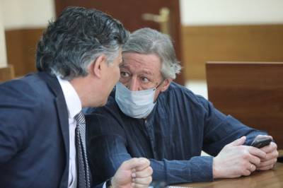 Ефремова госпитализировали из зала суда перед слушанием по делу о ДТП