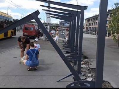 В Киеве рухнувшая конструкция остановки едва не покалечила ребенка