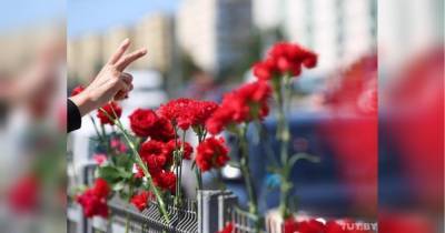 Жители Минска несут цветы к месту гибели участника протестов (фото, видео)