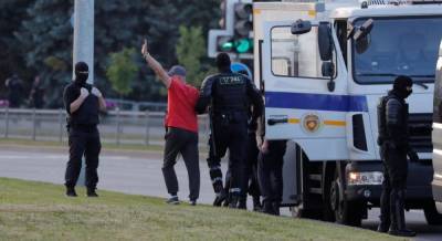 Протесты в Беларуси: силовики разогнали людей, собравшихся на проходной завода