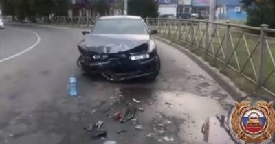 На Батальной пьяный водитель отвлёкся на звонок жены и попал в ДТП (видео с места аварии)