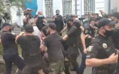 В Киеве полиция не дала манифестантам бросать яйца в посольство Белоруссии