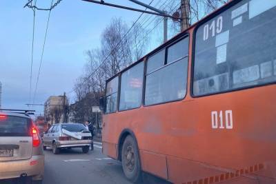 В Смоленске из салона троллейбуса выпала пассажирка