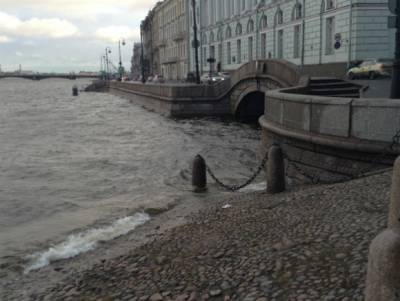 Пассажирский катер с пьяным капитаном врезался в опору моста в Петербурге