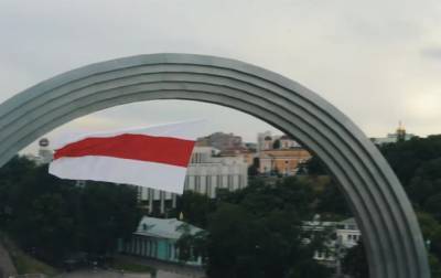 Над Киевом запустили огромный флаг в поддержку Беларуси