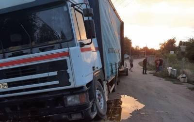 На Николаевщине угнали грузовик с 30 бочками меда