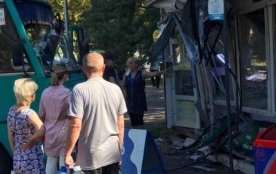 В Киеве маршрутка протаранила торговый павильон
