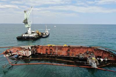 В Одессе затонувший танкер Delfi будут поднимать за частный счет