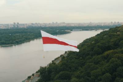 Над Киевом в знак поддержки подняли национальный флаг Беларуси (видео)