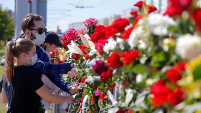 В Минске приносят цветы к месту гибели участника протеста