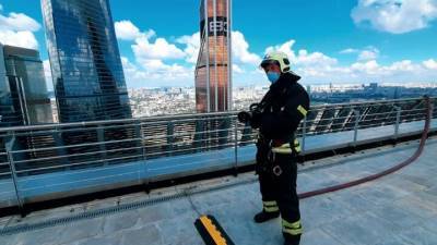 На высоте 240 метров пожарные Москвы протестировали новую систему пожаротушения