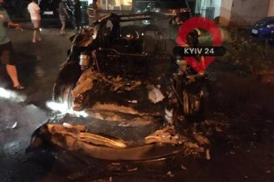В Киеве автомобиль Tesla Богдана сгорел